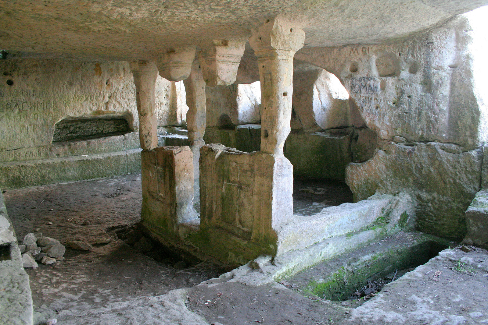 Пещерная крепость Тепе-Кермен в Бахчисарае в Крыму. Фото 1 – фотографии России