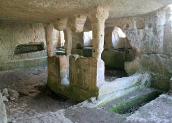 Пещерная крепость Тепе-Кермен в Бахчисарае в Крыму. Фото 1 – фотографии России