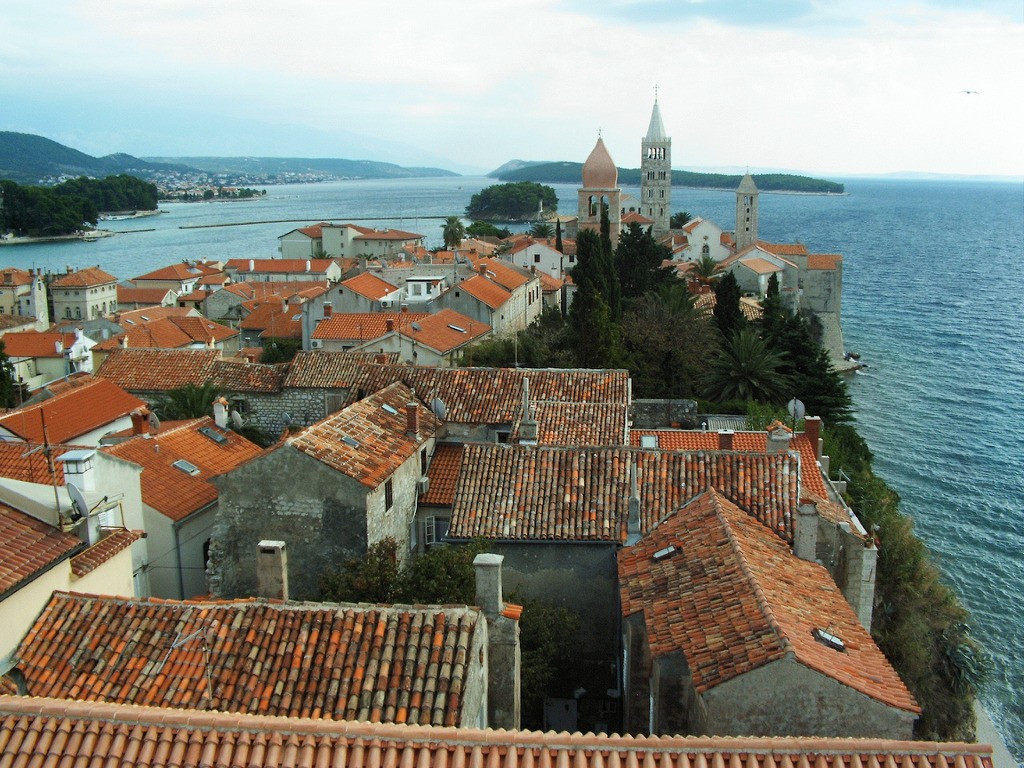 Крыши домов в Раб, Хорватия. Фото 14 – фотографии Хорватии