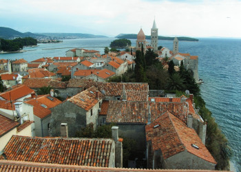 Крыши домов в Раб, Хорватия. Фото 14 – фотографии Хорватии