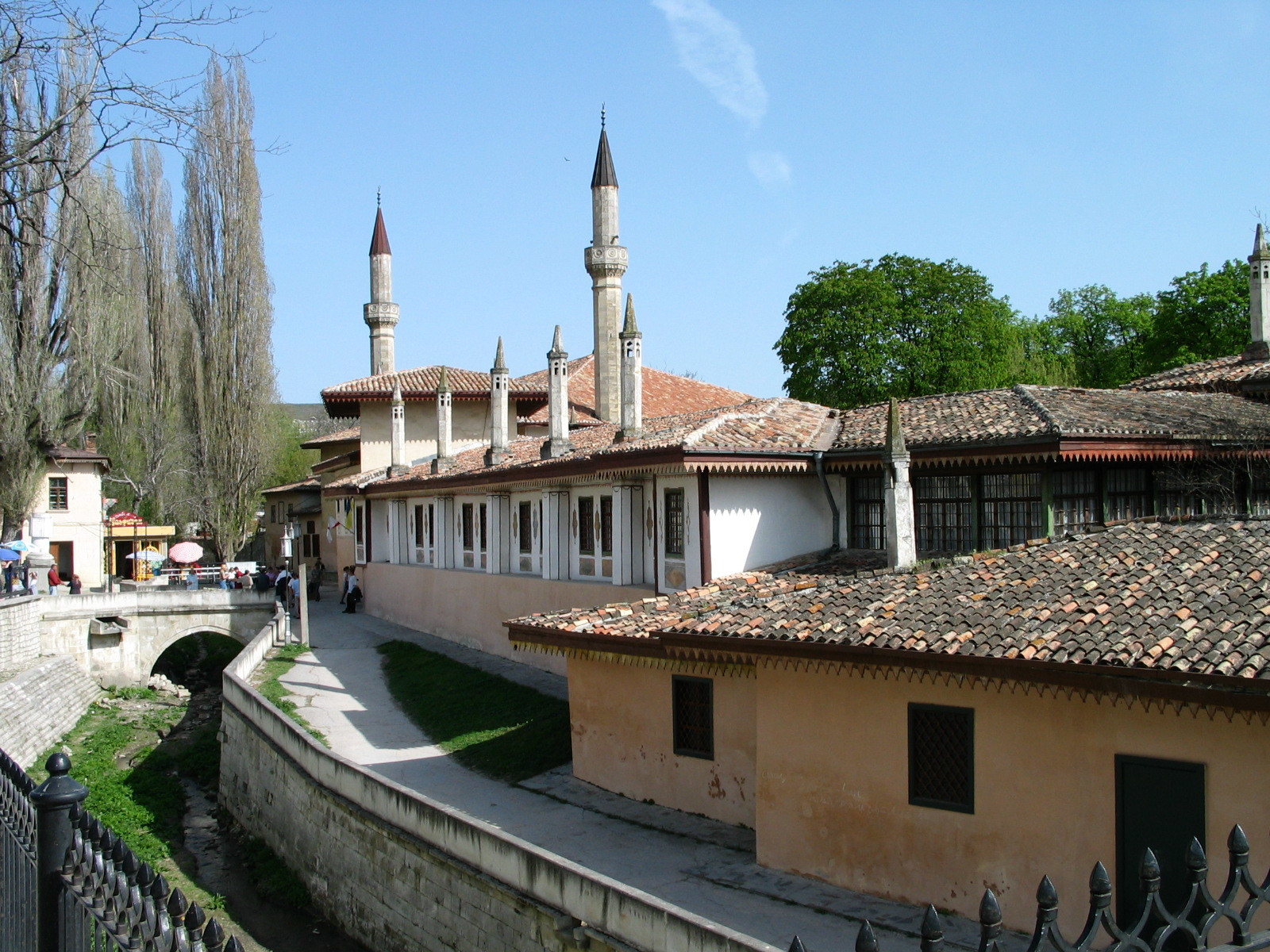 Возле Ханского дворца, Бахчисарай (Bakhchysarai), Крым, Россия – фотографии России