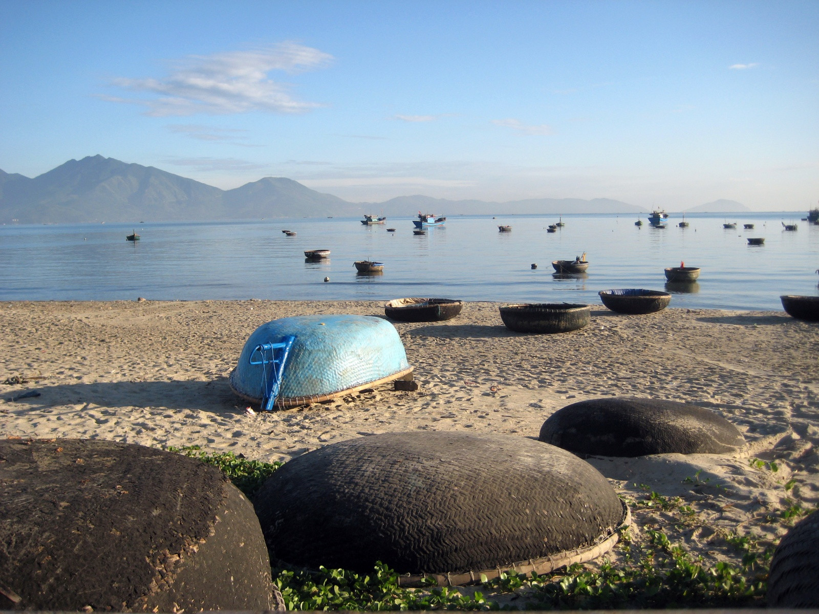 Ну чем не лодки-скорлупки – фотографии Вьетнама