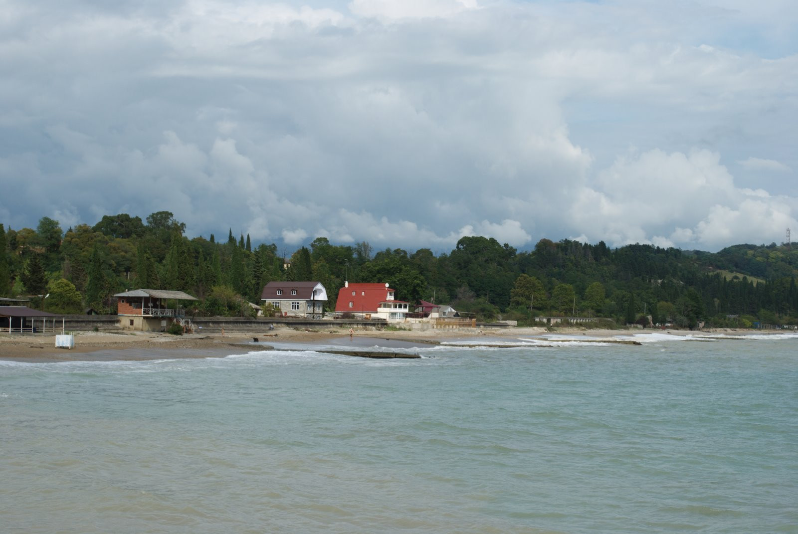 Море в Гудаута, Абхазия – фотографии Абхазии