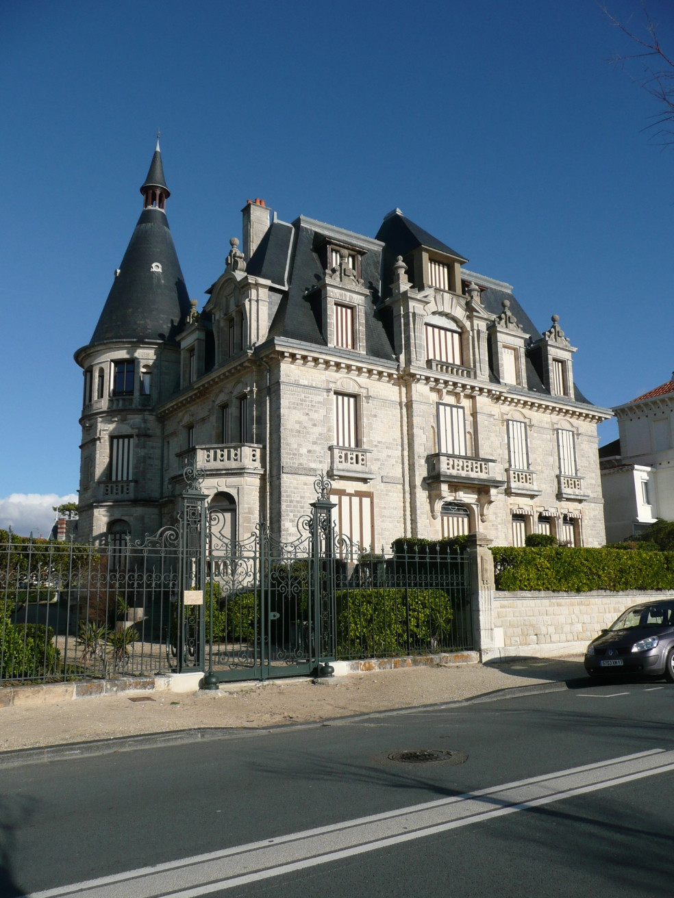 Достопримечательность в Руайяне, Франция – фотографии Франции