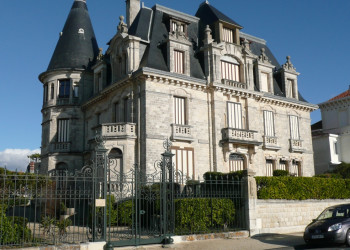 Достопримечательность в Руайяне, Франция – фотографии Франции