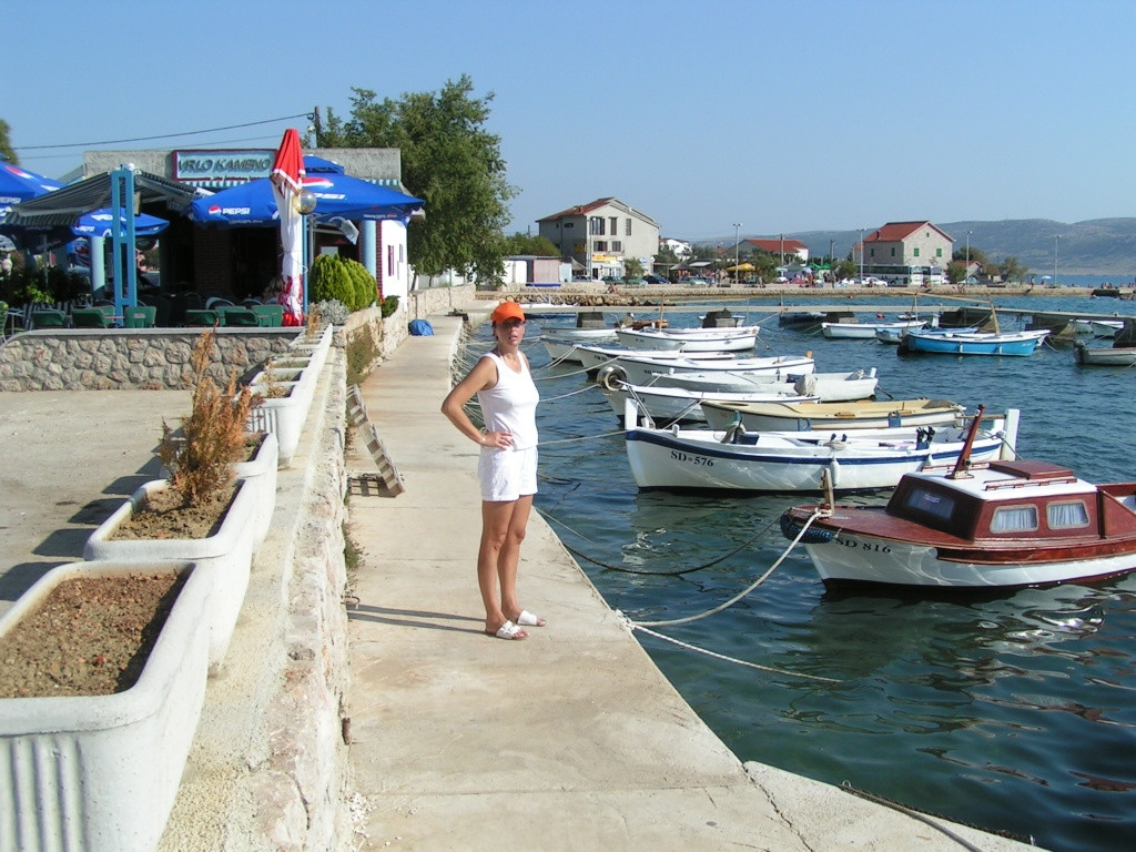Девушка на причале в Стариград-Пакленица, Хорватия – фотографии Хорватии