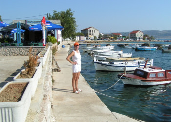 Девушка на причале в Стариград-Пакленица, Хорватия – фотографии Хорватии