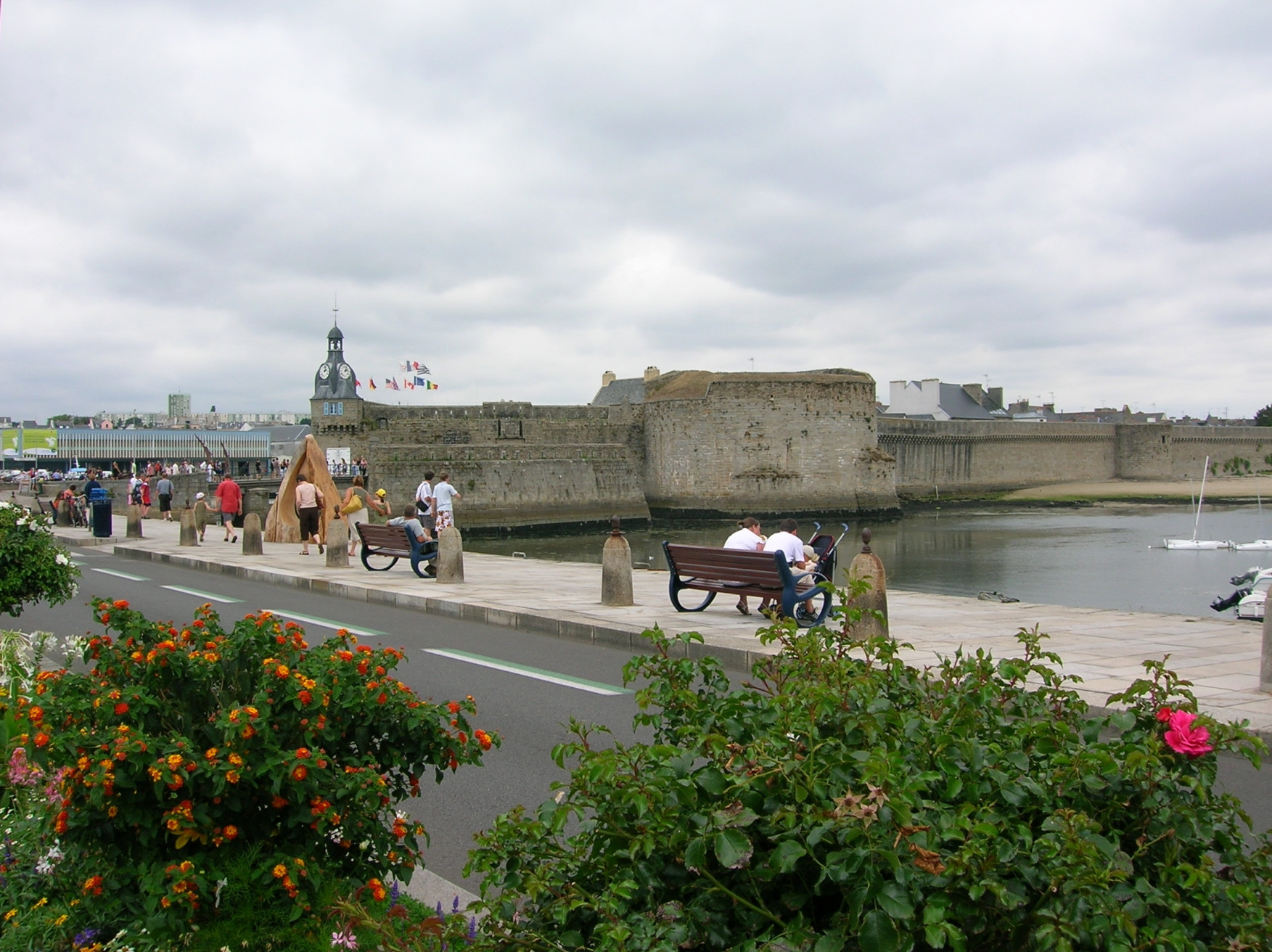 Набережная в Конкорно, Франция – фотографии Франции