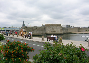 Набережная в Конкорно, Франция – фотографии Франции