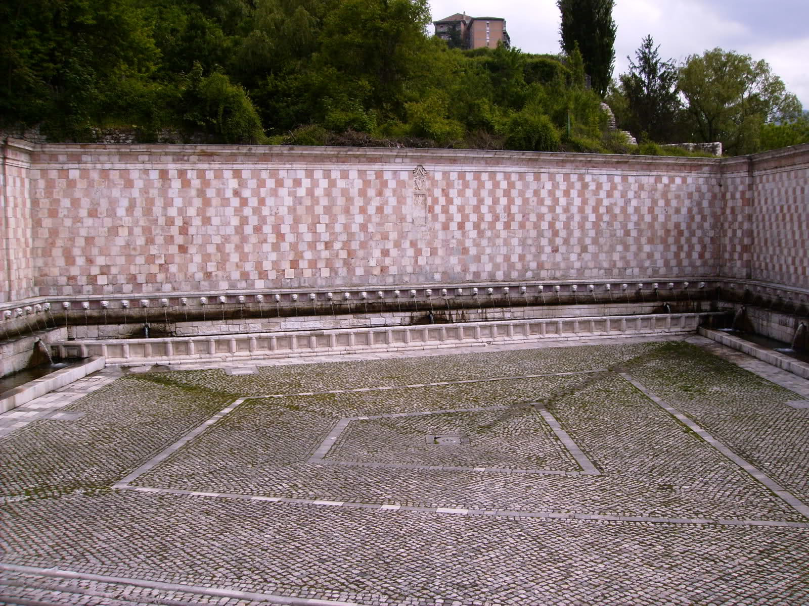 Фонтан 99 струй (Fontana delle 99 Cannelle), Л’Aквила, Италия – фотографии Италии