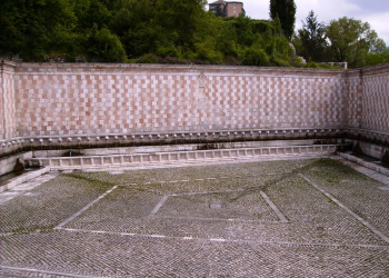 Фонтан 99 струй (Fontana delle 99 Cannelle), Л’Aквила, Италия – фотографии Италии