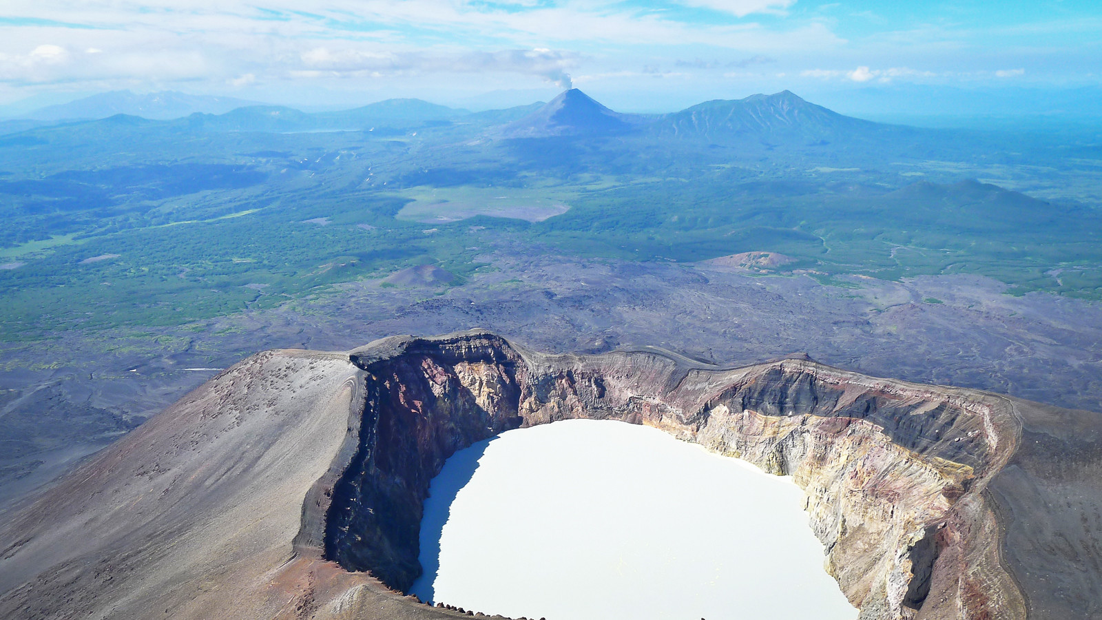 Вид на вулкан с высоты, Камчатка. Фото 1 – фотографии России