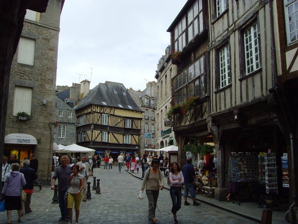 Улица в Динане, Франция. Фото 1 – фотографии Франции