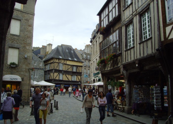 Улица в Динане, Франция. Фото 1 – фотографии Франции