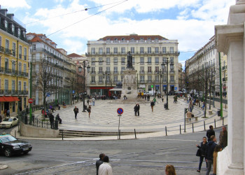 Площадь Luís de Camões в Лиссабоне – фотографии Португалии
