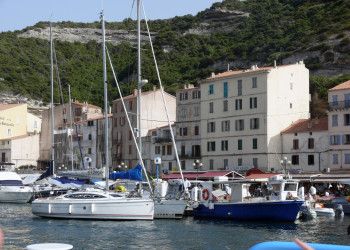 Яхты и катера в Бонифачо, Франция – фотографии Франции