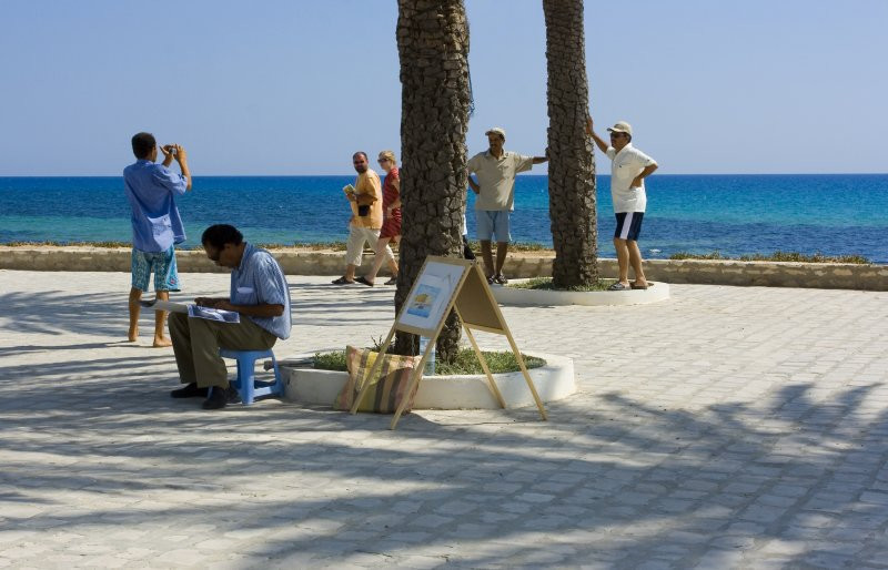 Туристы на набережной, Северный Тунис. Фото 6 – фотографии Туниса