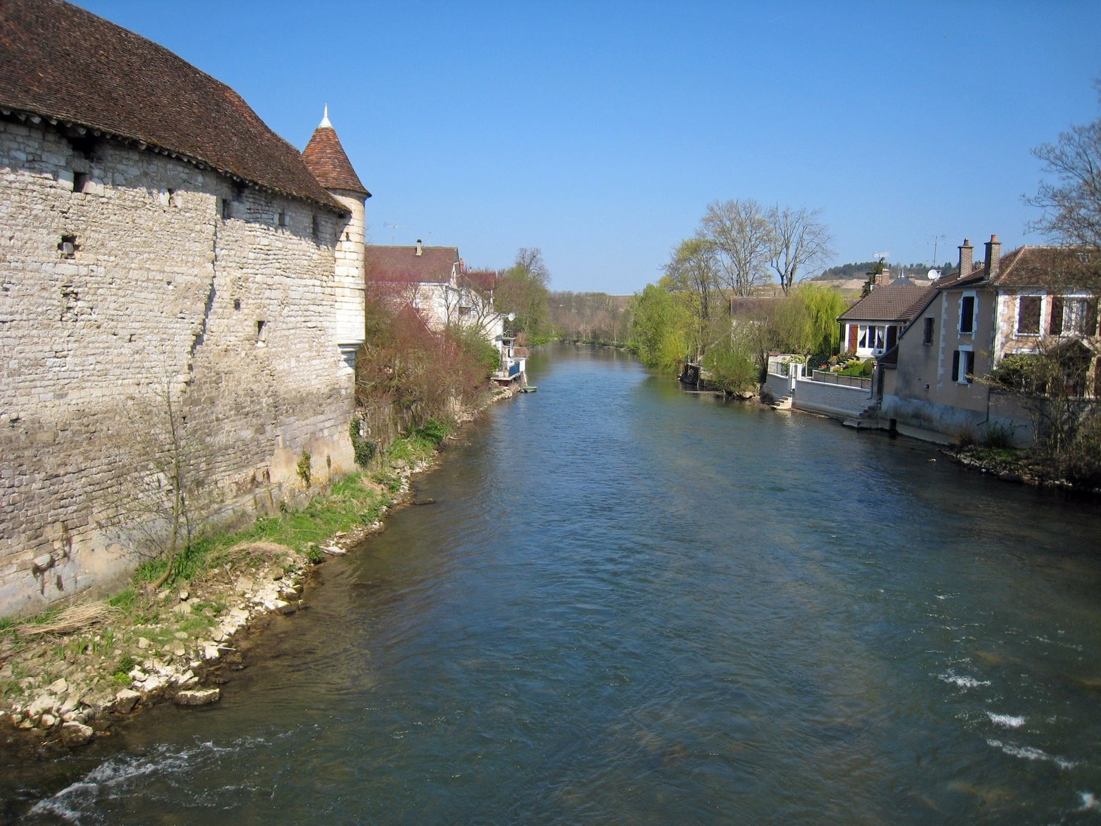 Канал в Шабли, Франция – фотографии Франции