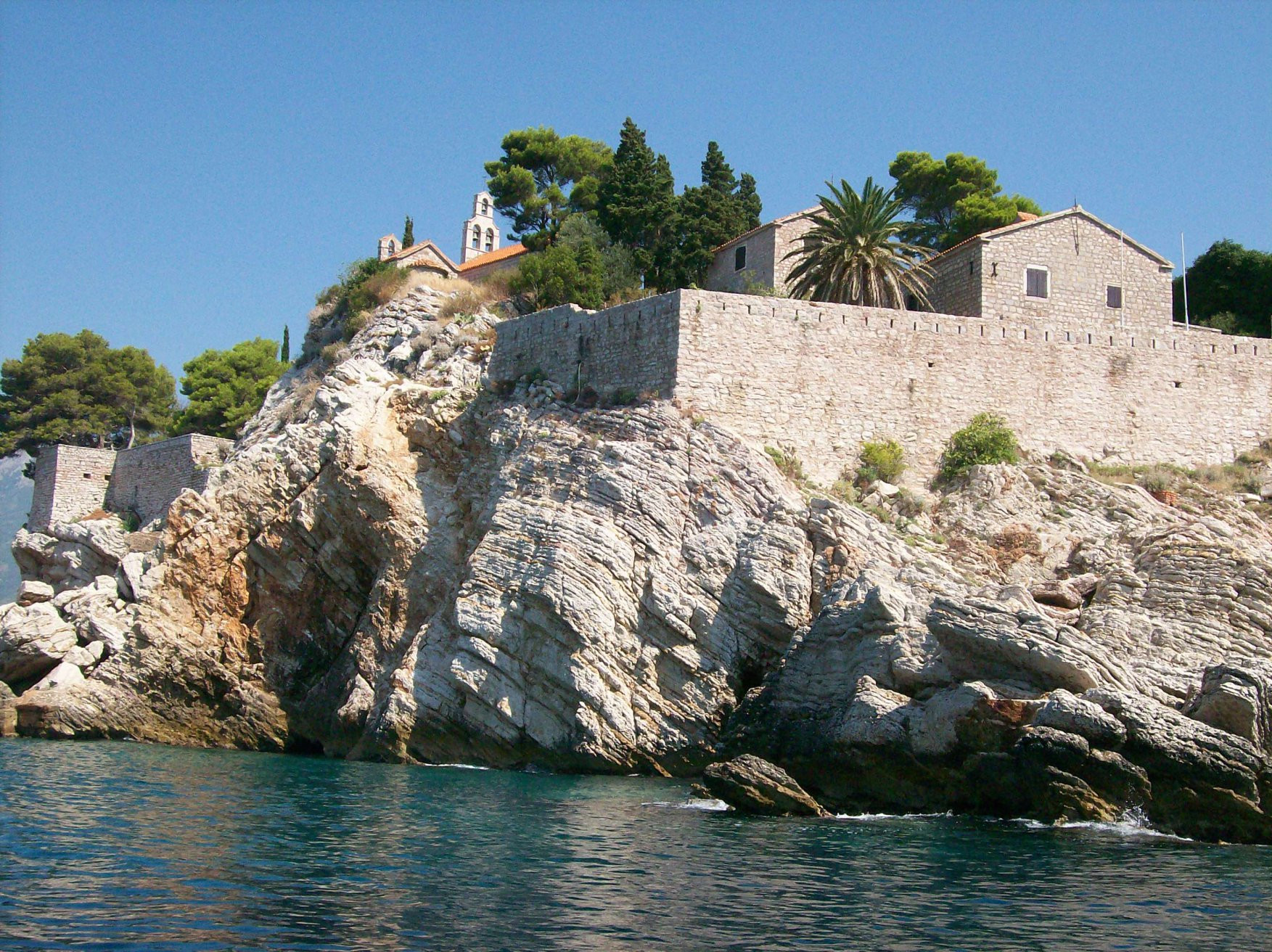 Скала в Святой Стефан, Черногория – фотографии Черногории