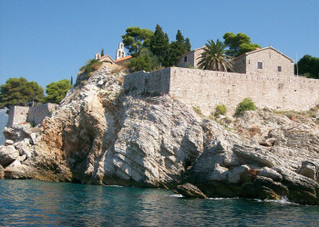 Скала в Святой Стефан, Черногория – фотографии Черногории