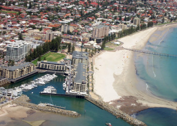 Вид на пляж Гленелг (Glenelg) в городе Аделаида – фотографии Австралии