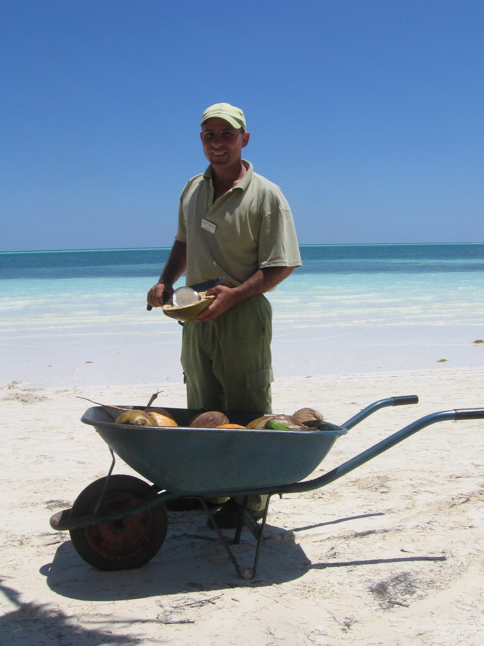 Мужчина на пляже в Кайо-Гильермо, Куба – фотографии Кубы