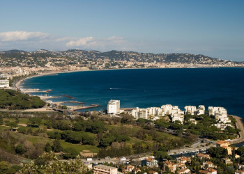 Побережье в Манделье-ля-Напуль, Франция – фотографии Франции