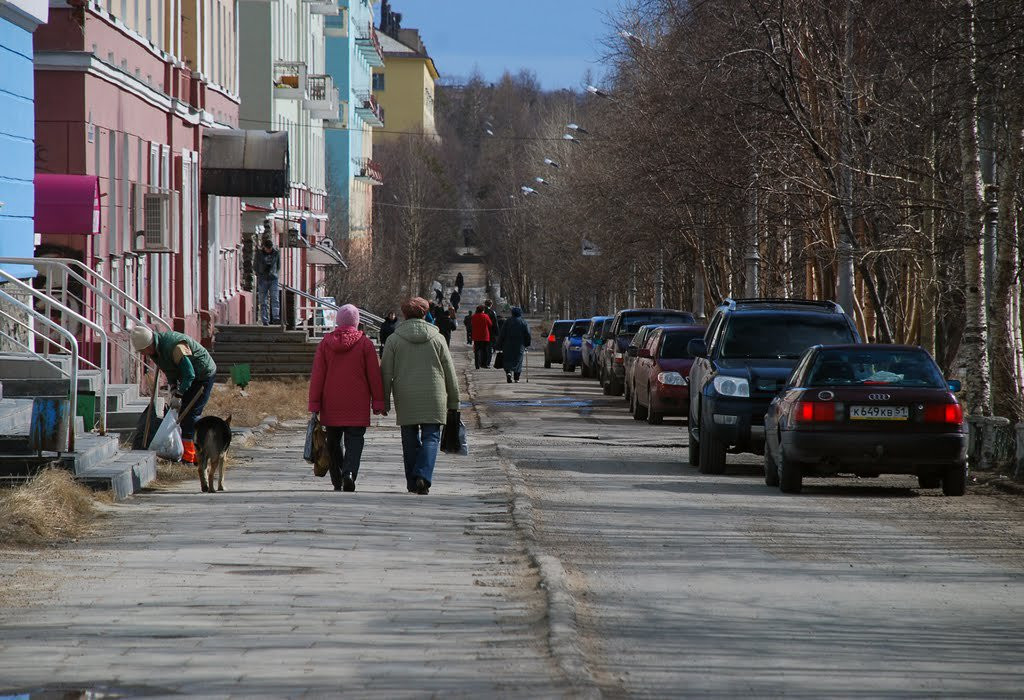 Улица в Мончегорске, Россия – фотографии России
