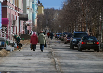 Улица в Мончегорске, Россия – фотографии России