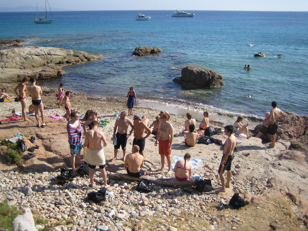 Люди на пляже в Каржезе, Франция – фотографии Франции