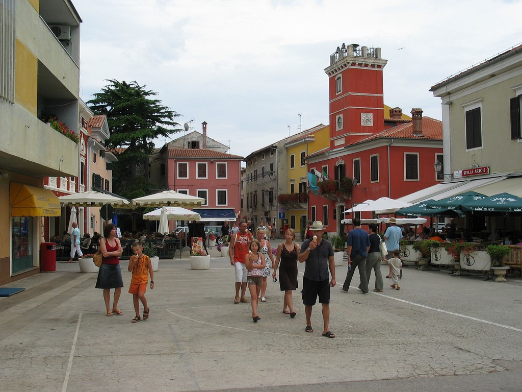 Люди в Новиграде, Хорватия. Фото 1 – фотографии Хорватии