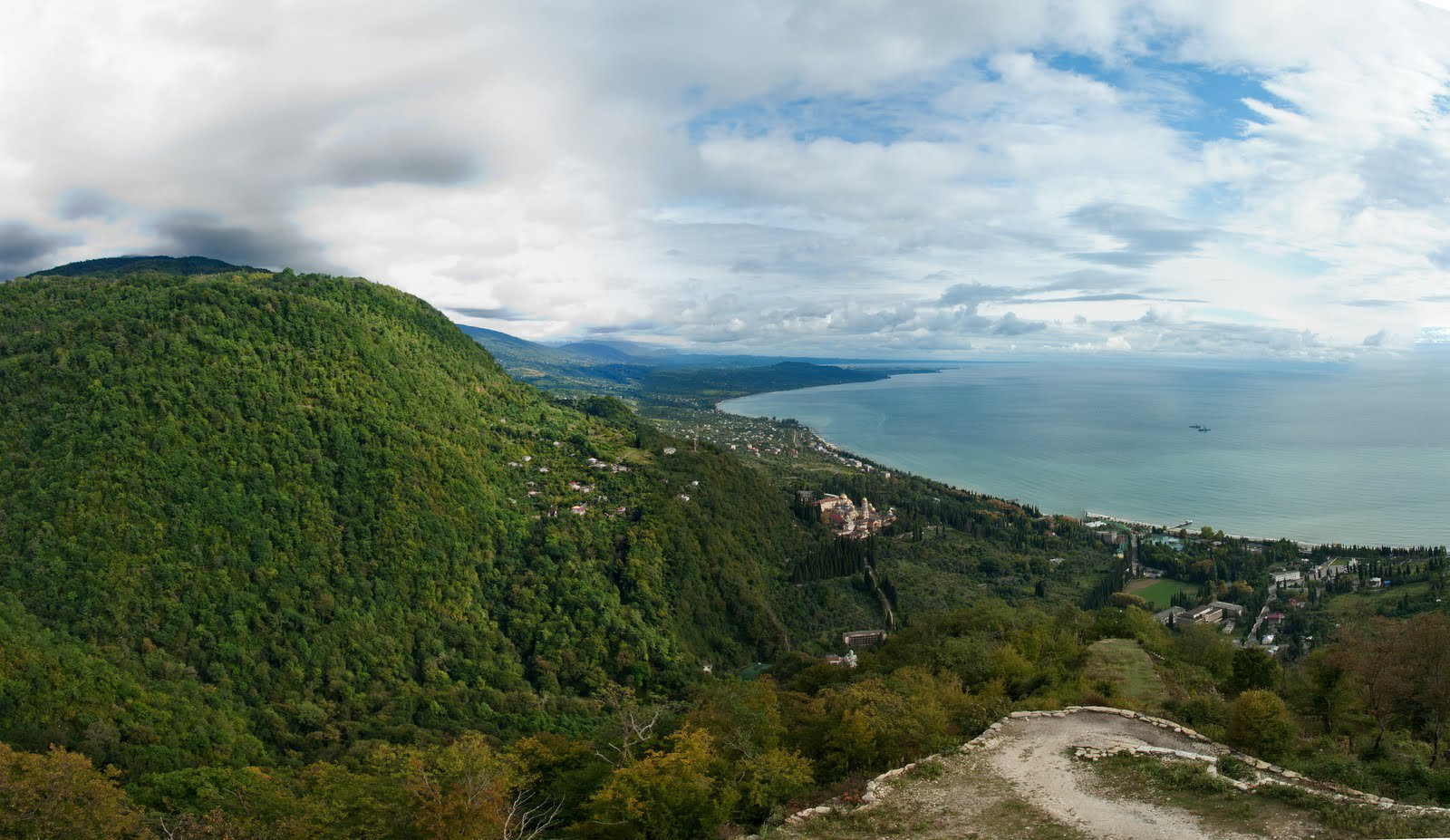 Новый Афон. Сухум на горизонте – фотографии Абхазии