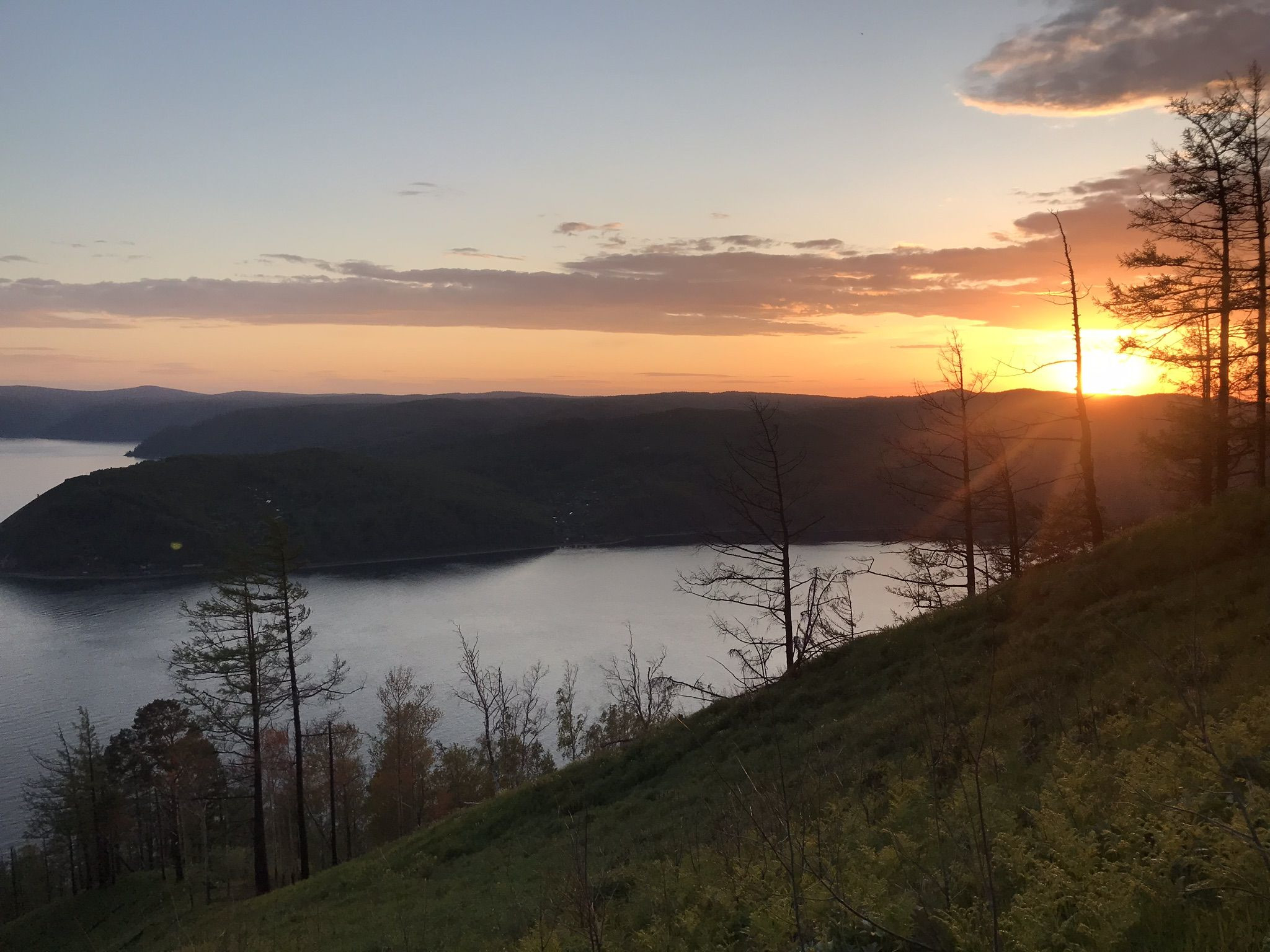 Пик Черского у посёлка Листвянка на закате, озеро Байкал – фотографии России