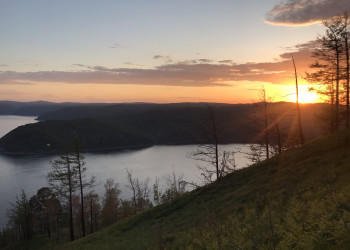 Пик Черского у посёлка Листвянка на закате, озеро Байкал – фотографии России