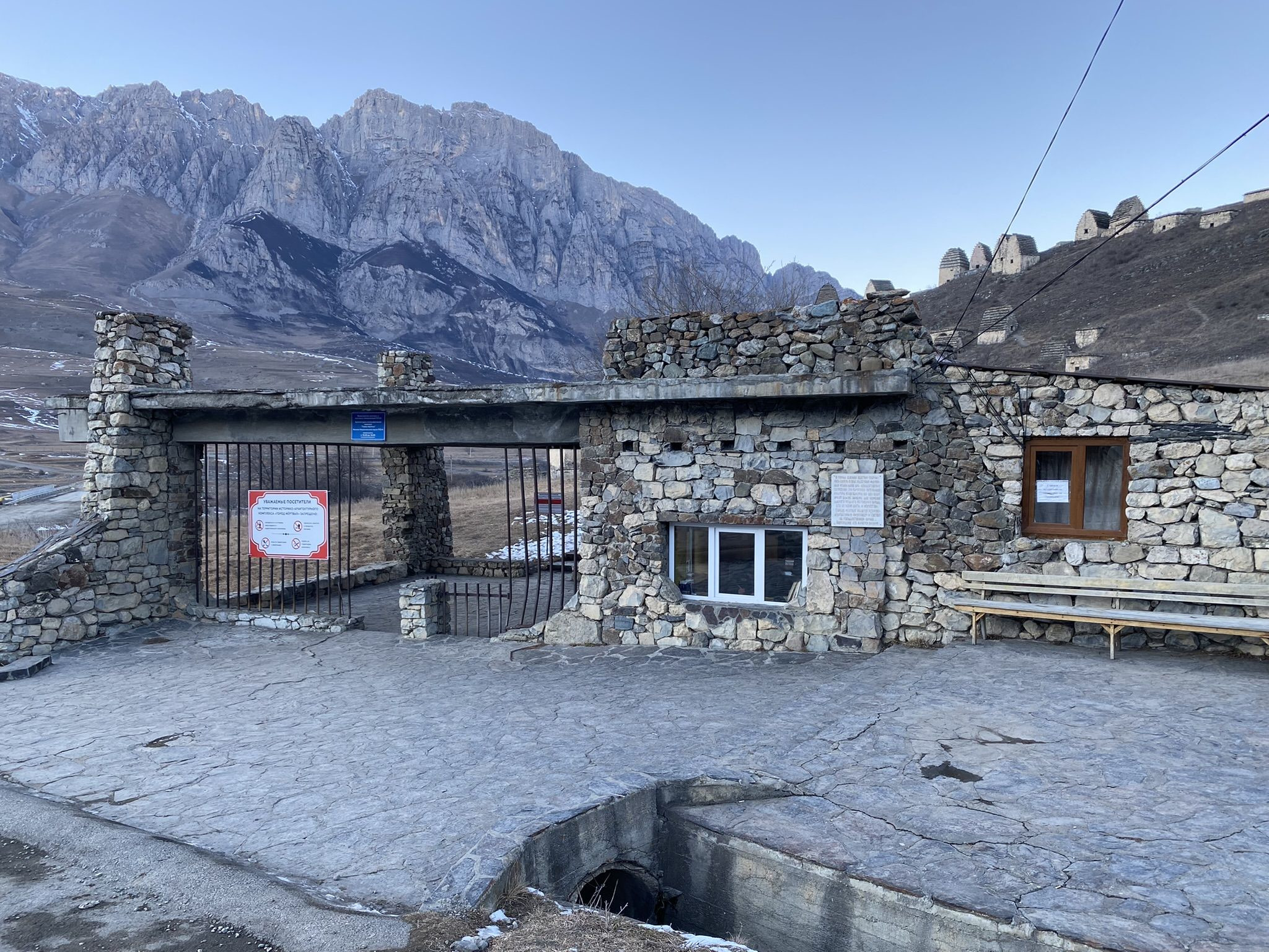 Касса при входе в город мёртвых Даргавс – фотографии России