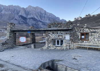 Касса при входе в город мёртвых Даргавс – фотографии России