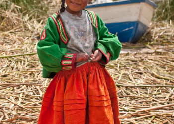 Ребёнок народности Урос – фотографии Перу