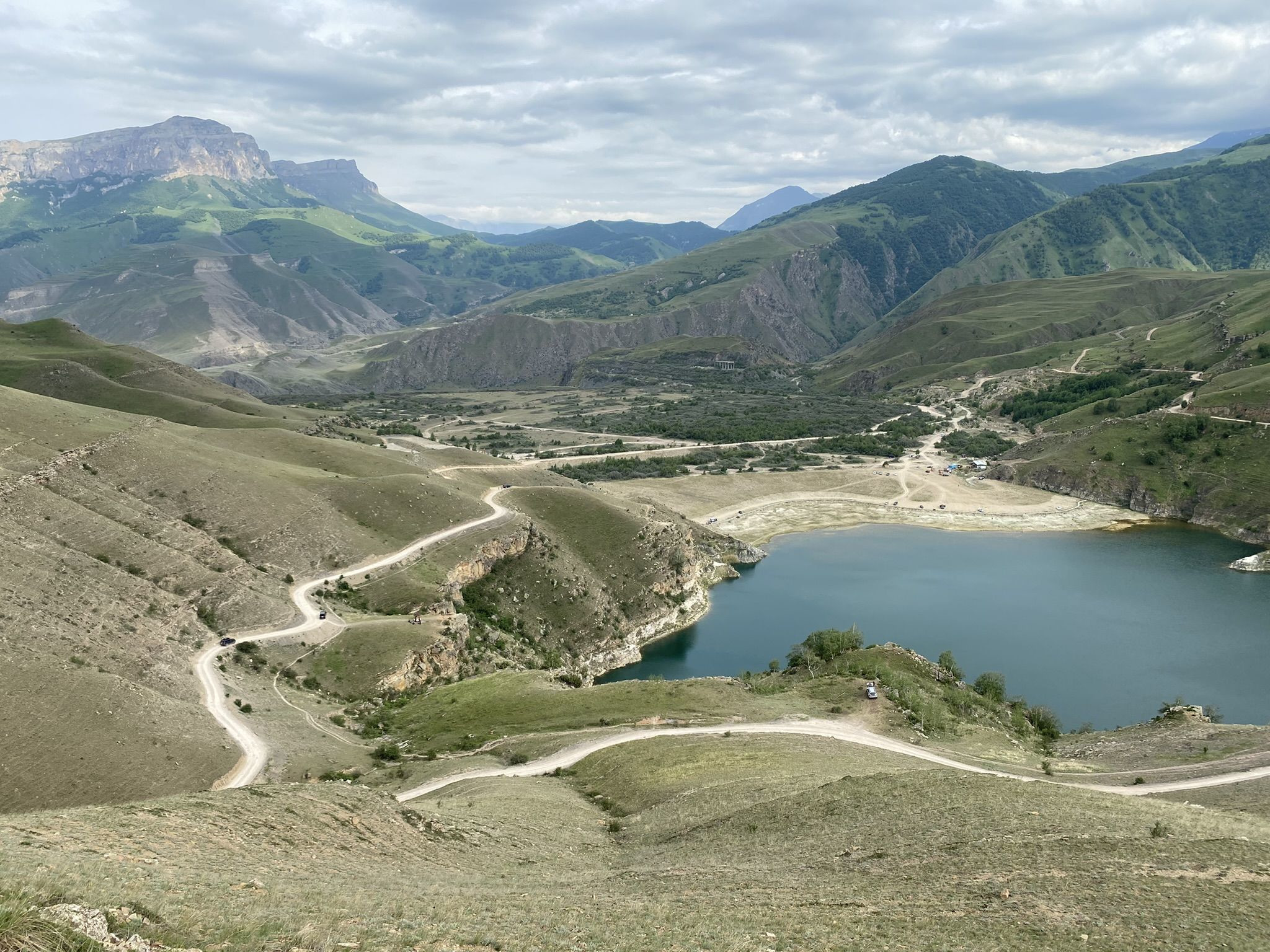 Былымское озеро (Гижгит), вид сверху на грунтовые дороги – фотографии России