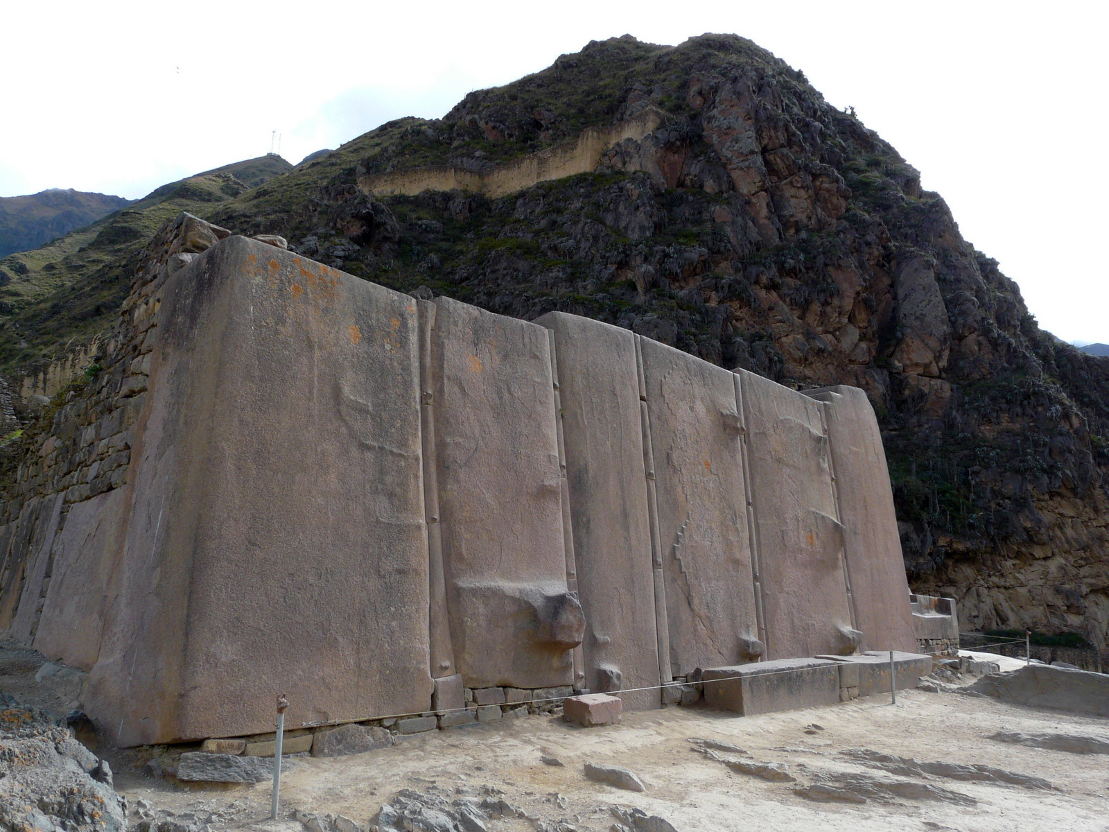 Стена Шести монолитов в Храме Солнца. Фото 23 – фотографии Перу