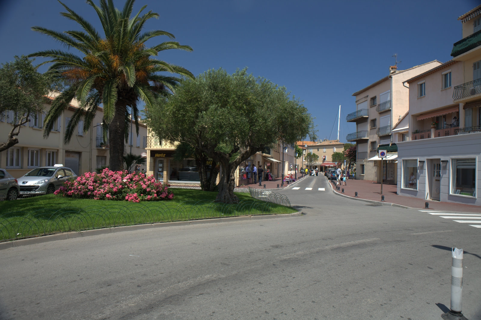 Улица в Сен-Тропе, Франция – фотографии Франции