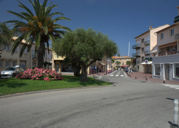 Улица в Сен-Тропе, Франция – фотографии Франции