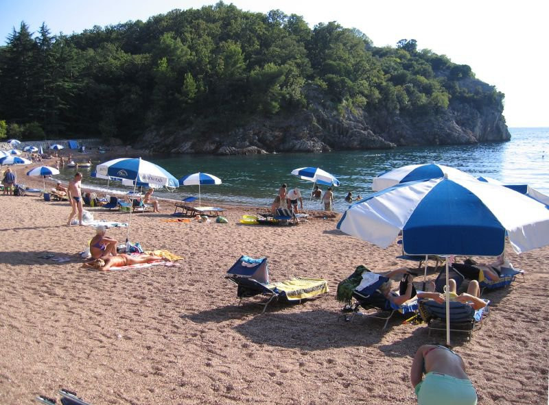Люди на пляже в Милочер, Черногория – фотографии Черногории