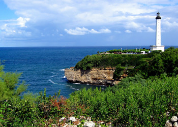 Маяк на берегу в Биаррице, Франция – фотографии Франции