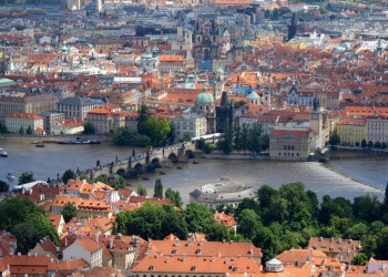 Панорамный вид на Карлов мост, Чехия – фотографии Чехии