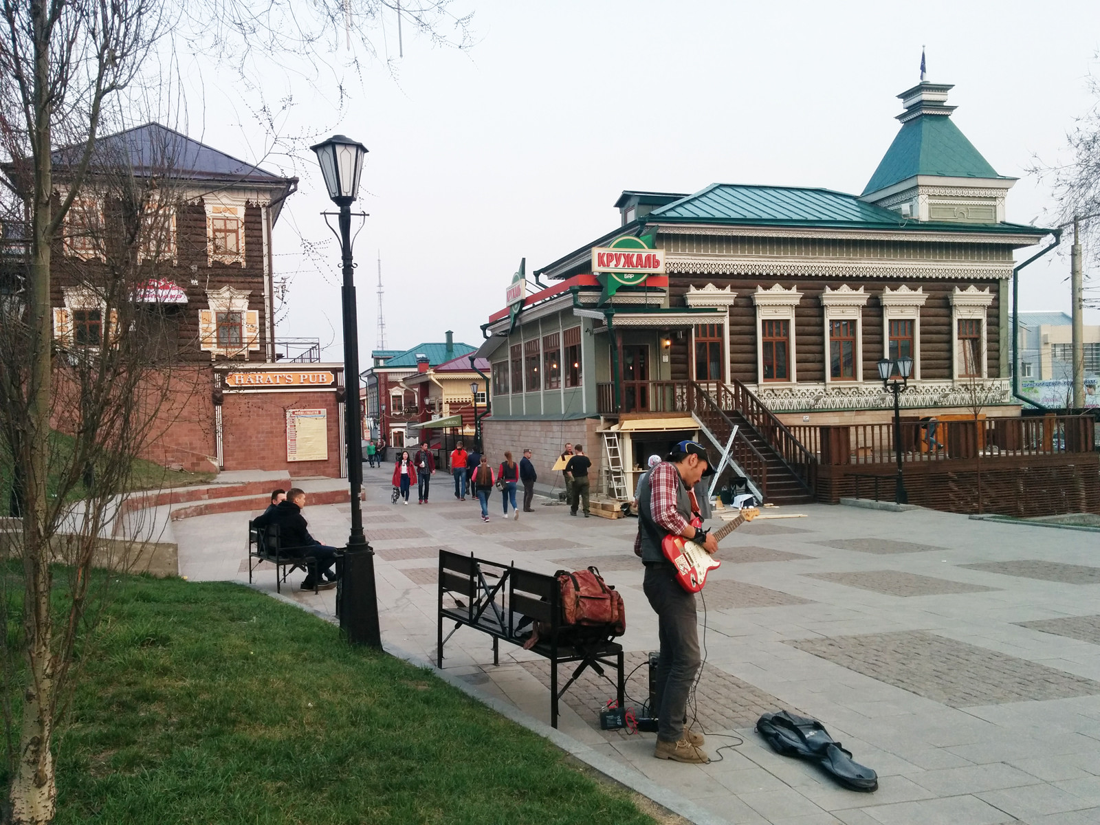 Район 130-й квартал в Иркутске, здесь много ресторанов, кафе – фотографии России