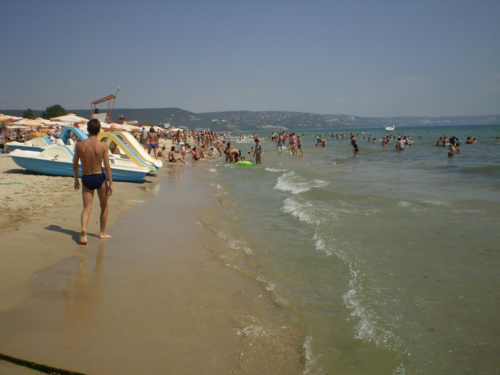 Люди на пляже в Кранево, Болгария – фотографии Болгарии