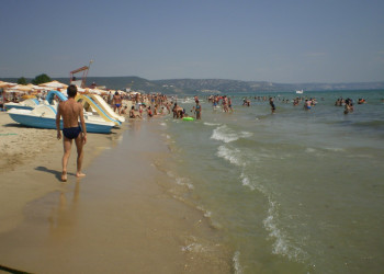 Люди на пляже в Кранево, Болгария – фотографии Болгарии