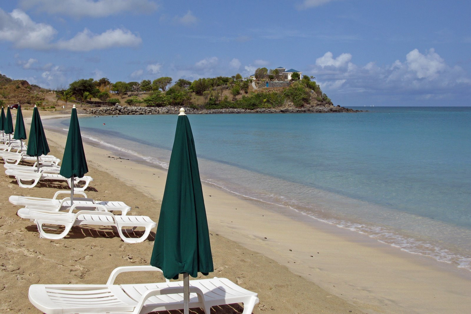 Шезлонги на пляже в Сен-Мартене. Фото 1 – фотографии Сен-Мартена