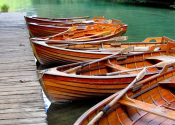 Лодки у причала в Национальном парке, Хорватия – фотографии Хорватии