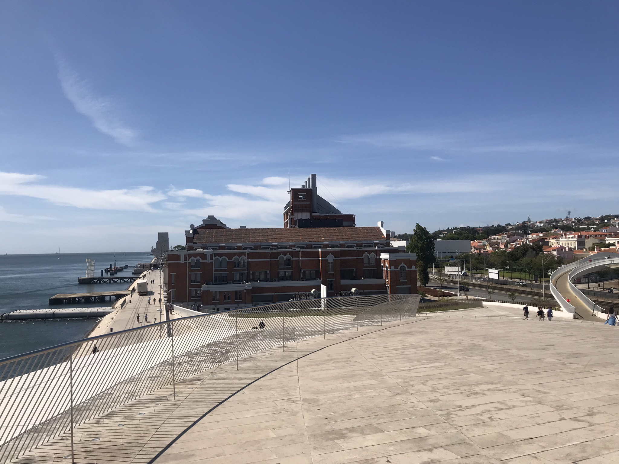 Вид со смотровой Музея искусства, архитектуры и технологии в Лиссабоне – фотографии Португалии